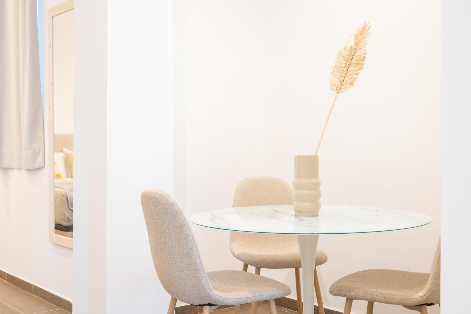 Flats-moderno, Junto Al Roig Arena